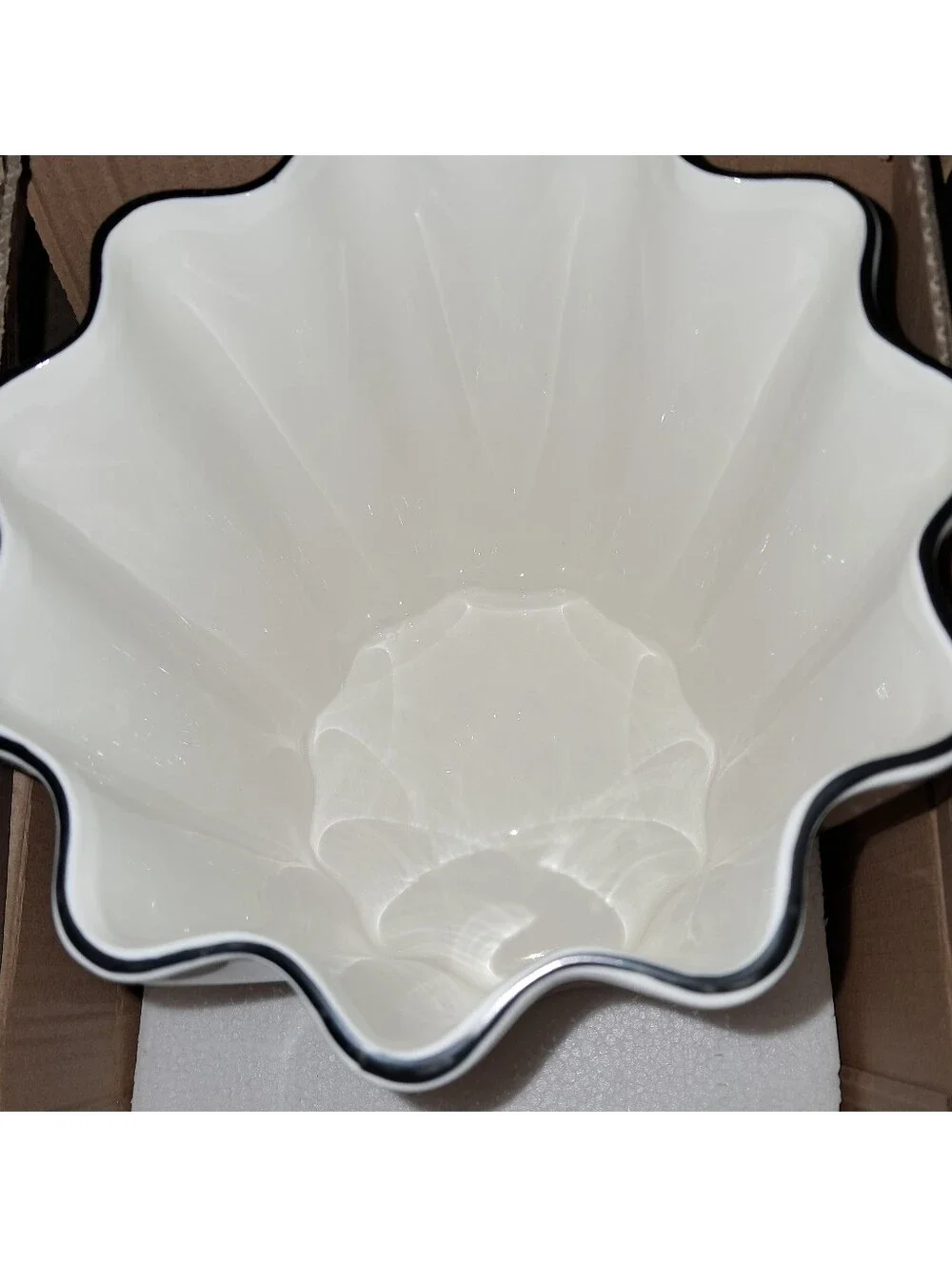 Kassatex NWT Le Marais Porcelain Waste Basket Scalloped Curves White/Black